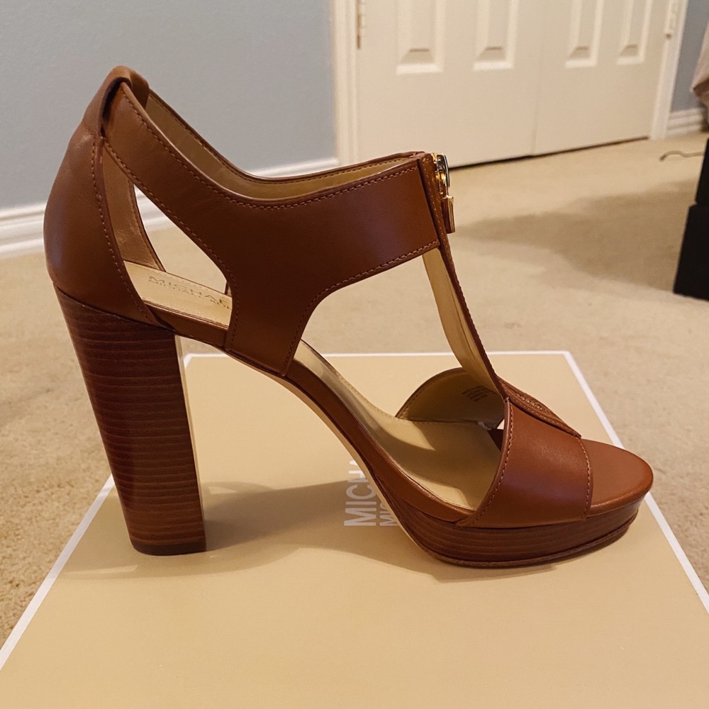 Michael Kors Berkley lock sandal